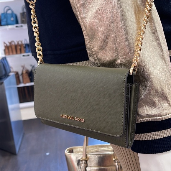MICHAEL KORS
Jet Set Travel Medium Logo Smartphone Leather Crossbody
OLIVE
NWT - Picture 2 of 16
